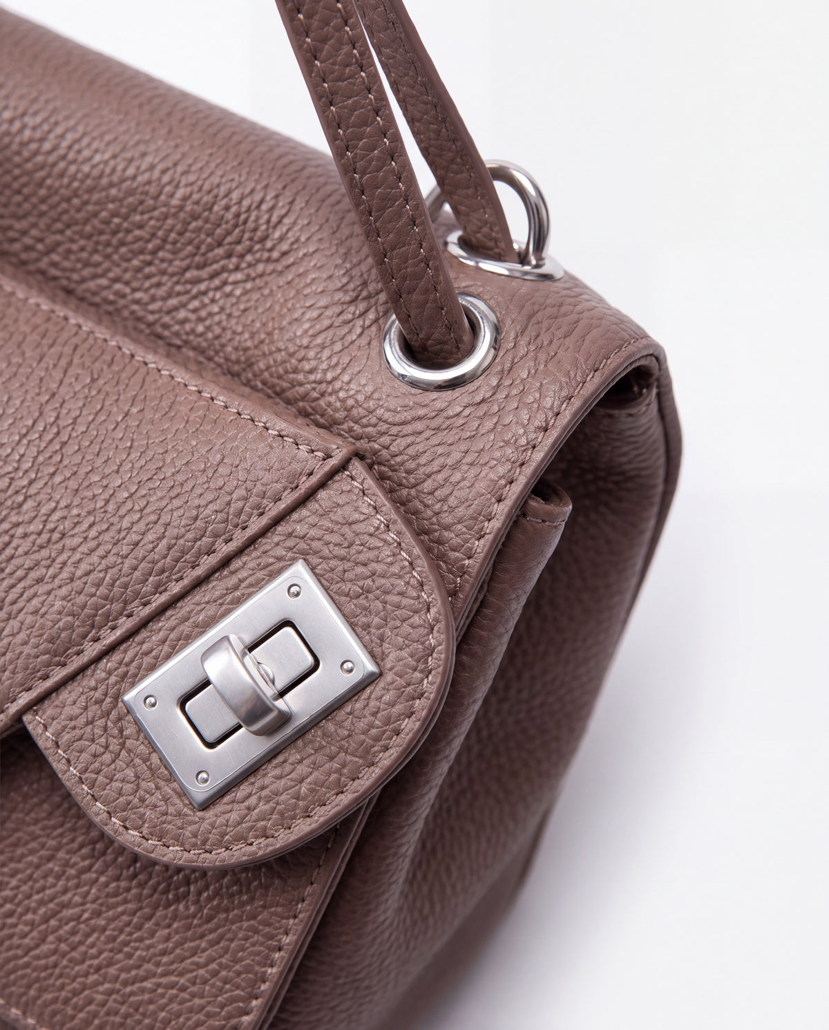 Brio Large bag in Taupe – hardware detail