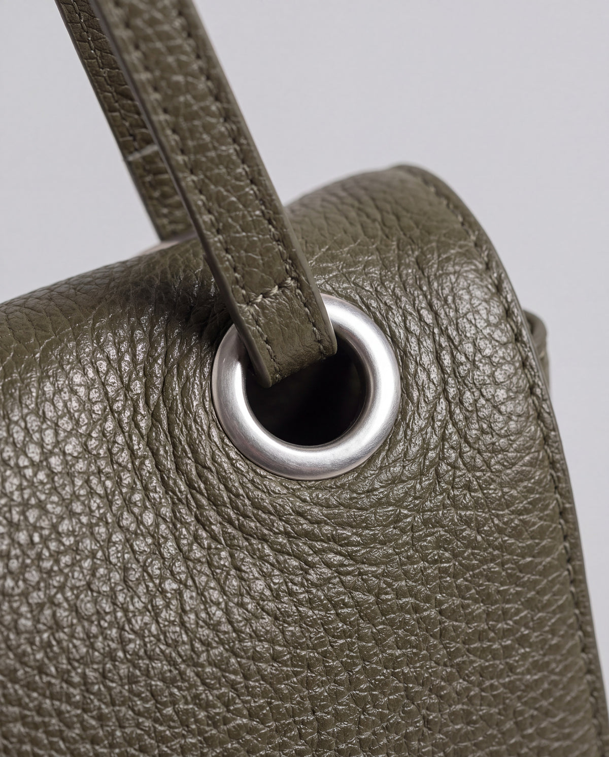 Brio Small bag in Olive – hardware detail