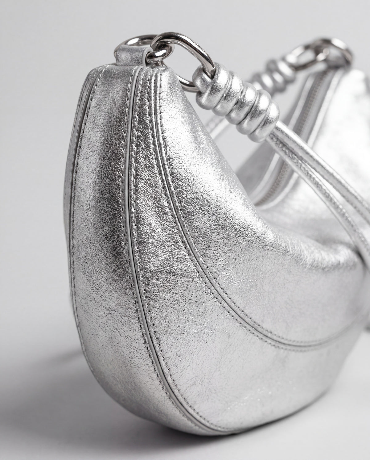 Bruma bag in Silver – leather detail