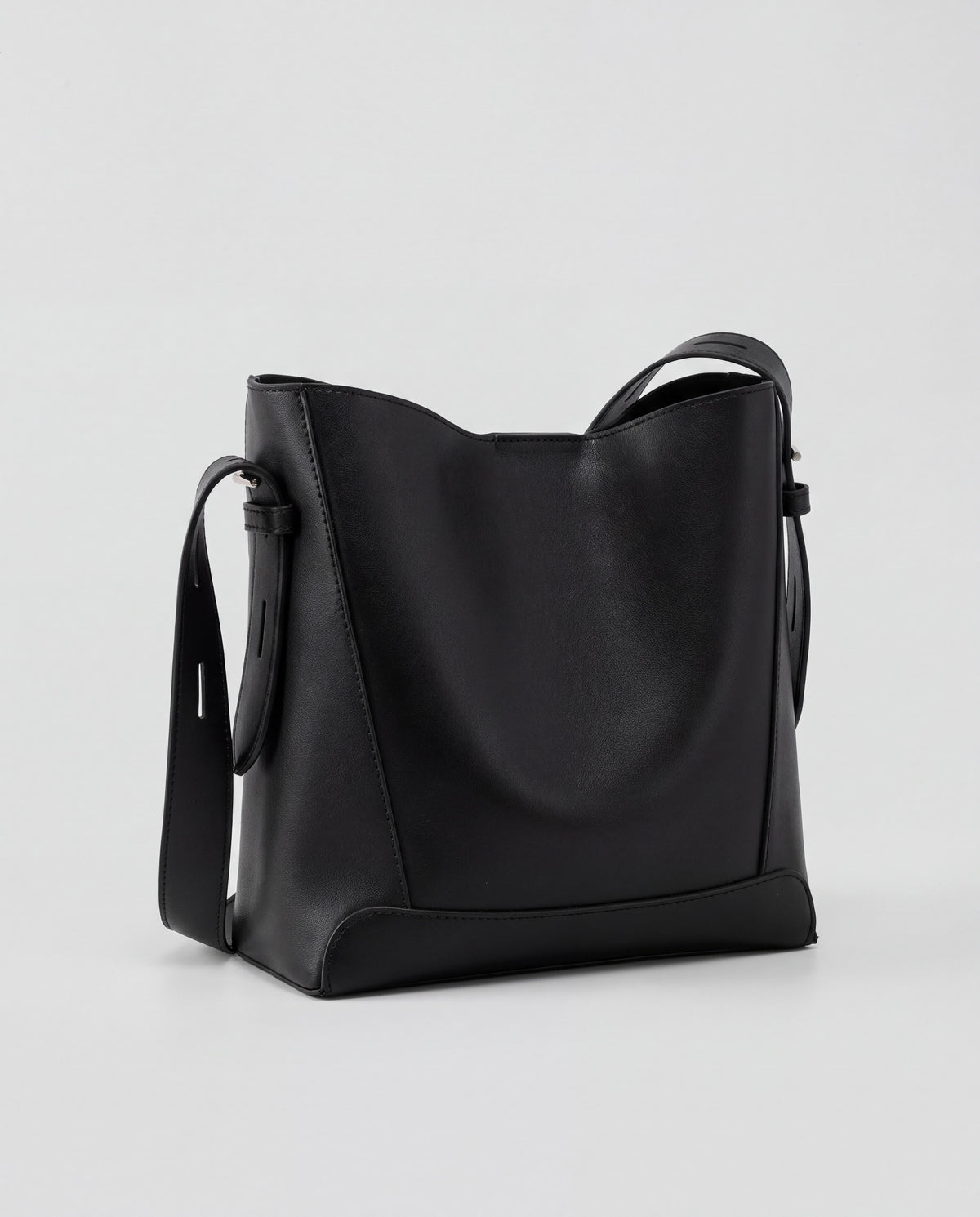 Calce bag in Black – three-quarter view