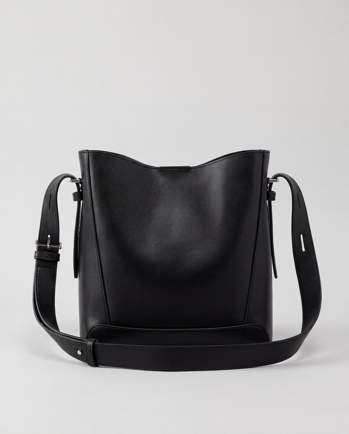Calce bag in Black – back view
