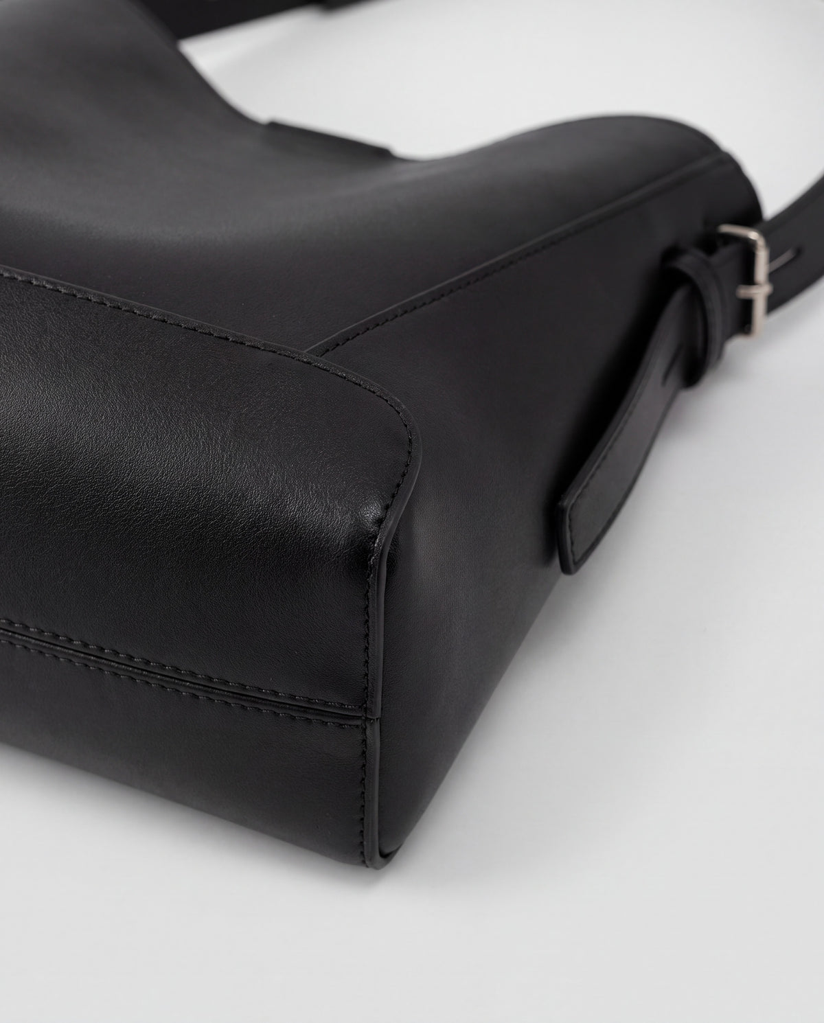 Calce bag in Black – leather detail