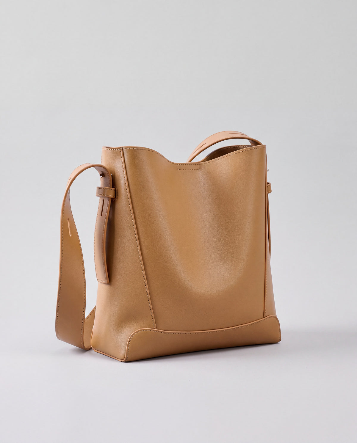 Calce bag in Camel – three-quarter view