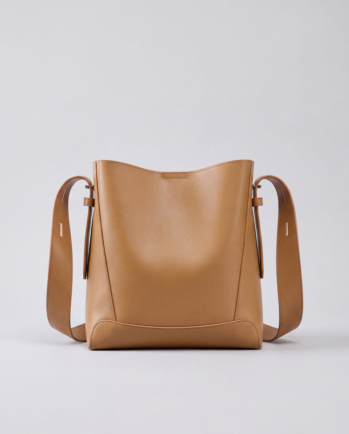 Calce bag in Camel – back view
