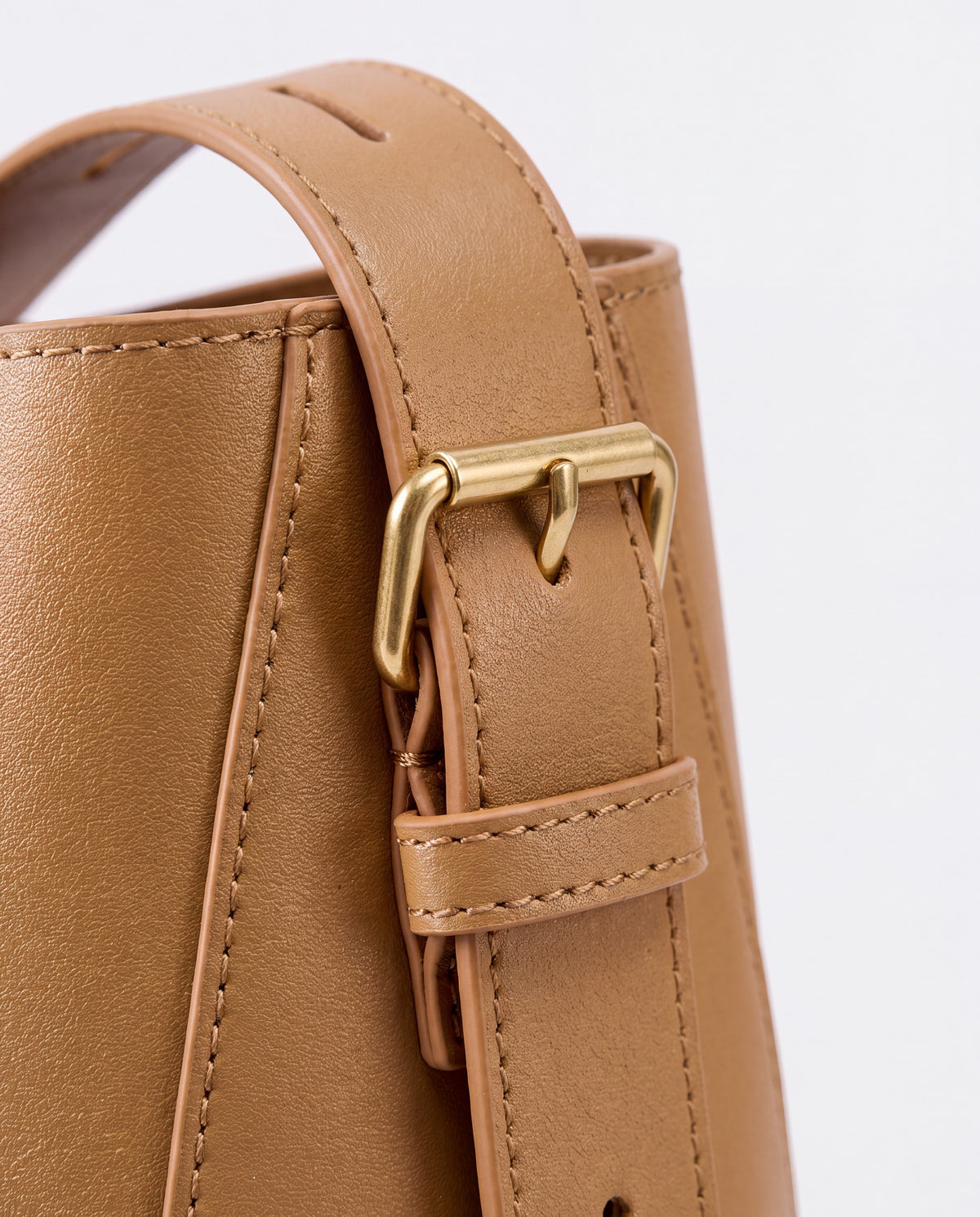 Calce bag in Camel – hardware detail
