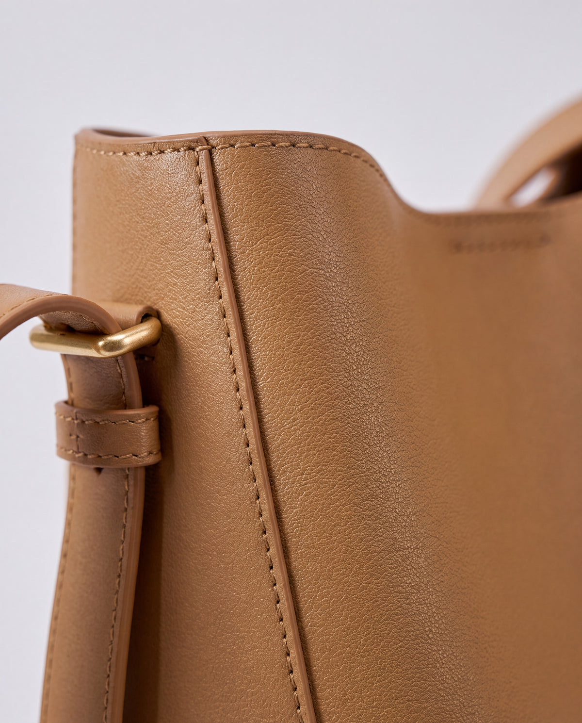 Calce bag in Camel – leather detail