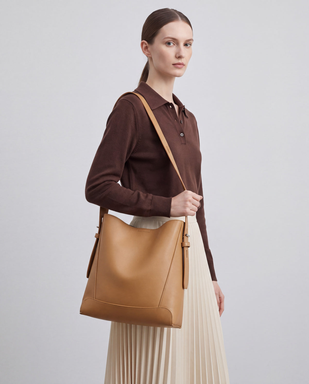 Calce bag in Camel – worn by model, close-up