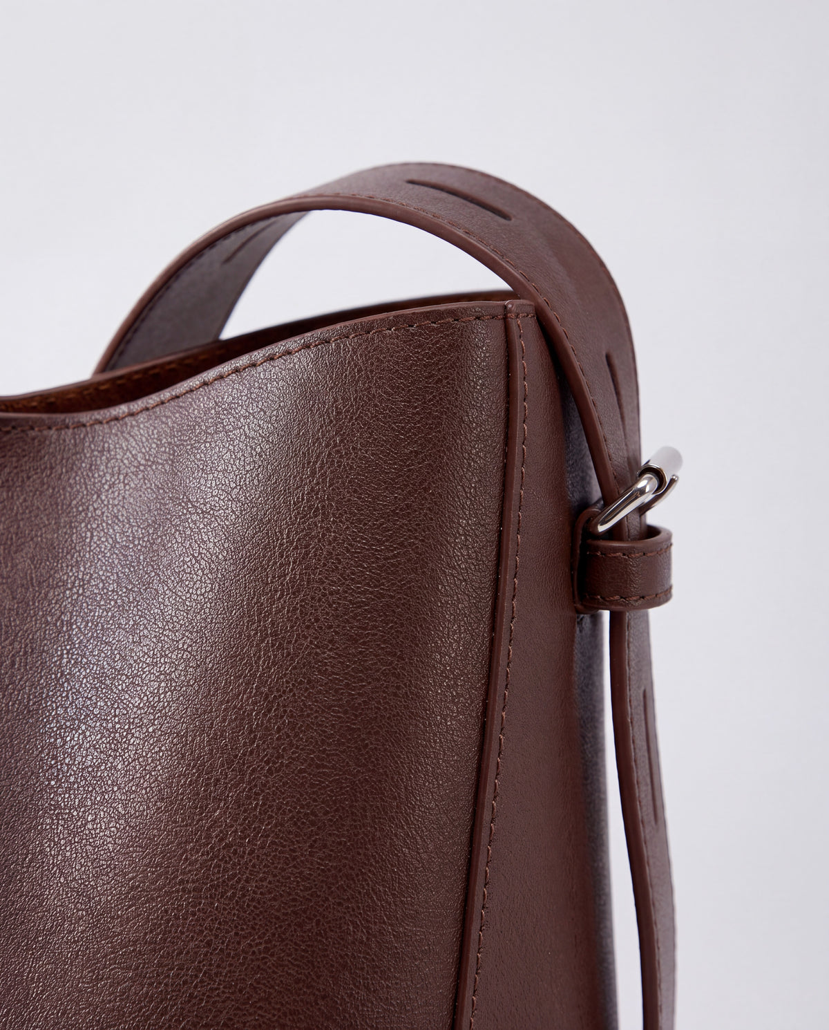 Calce bag in Chocolate – leather detail