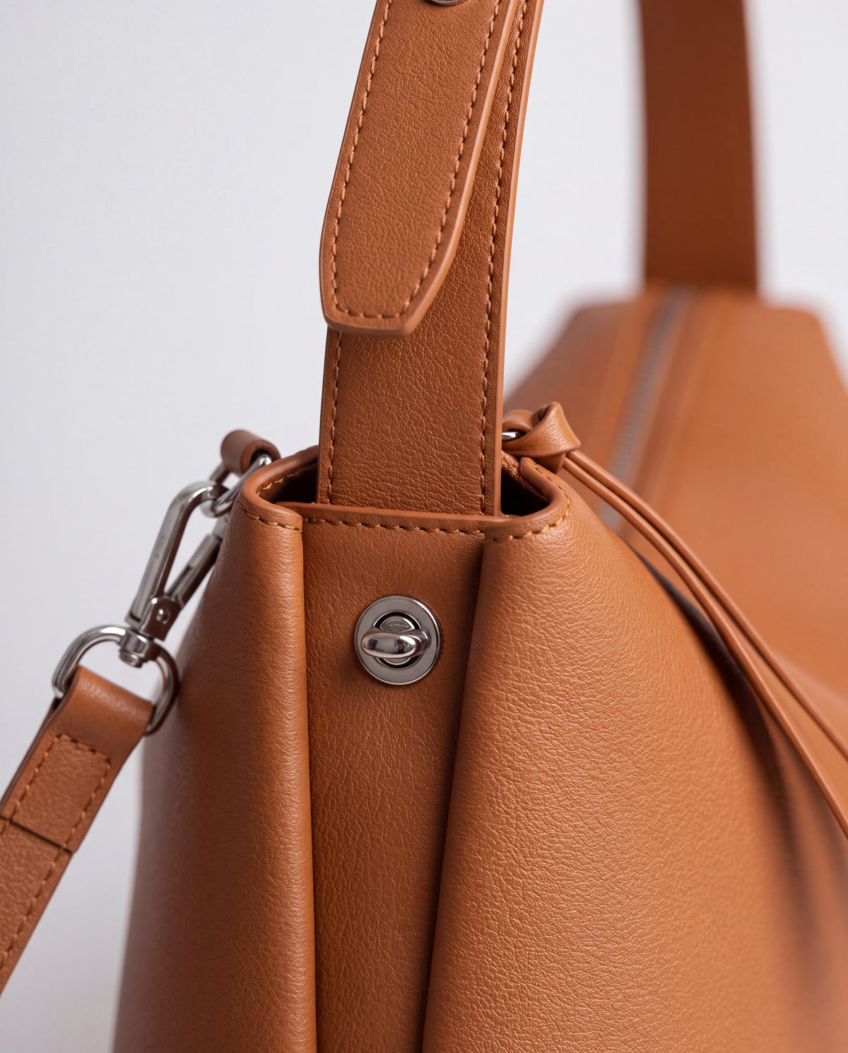 Calma bag in Caramel – hardware detail