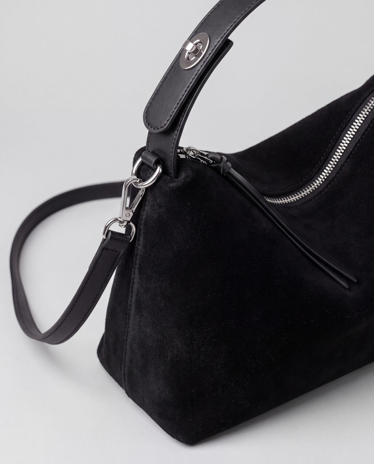 Calma bag in Onyx – leather detail
