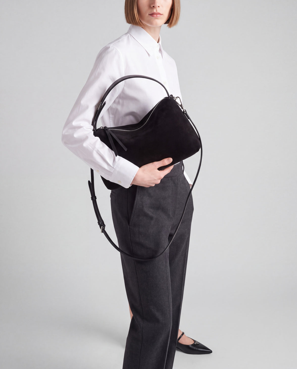 Calma bag in Onyx – worn by model, close-up