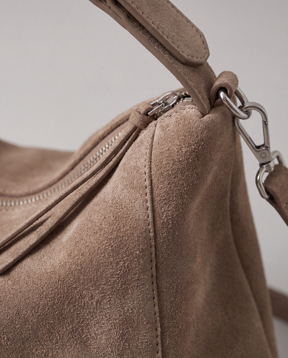 Calma bag in Taupe – leather detail