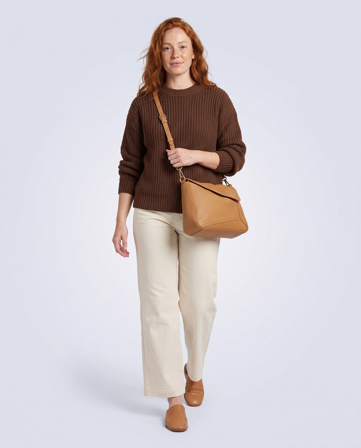 Model wearing the Camogli shoulder bag in Tan – full-length view