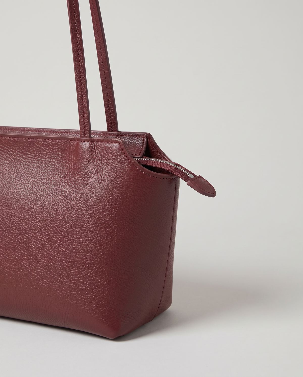 Capri leather shoulder bag in burgundy, hardware and leather detail