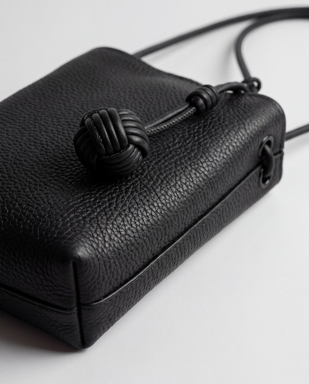 Cara bag in Black – leather detail
