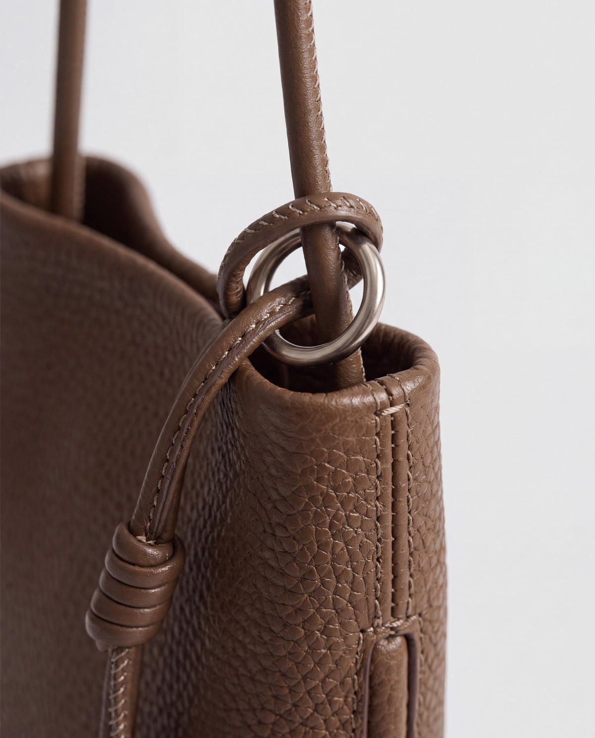 Cara bag in Brown – hardware detail