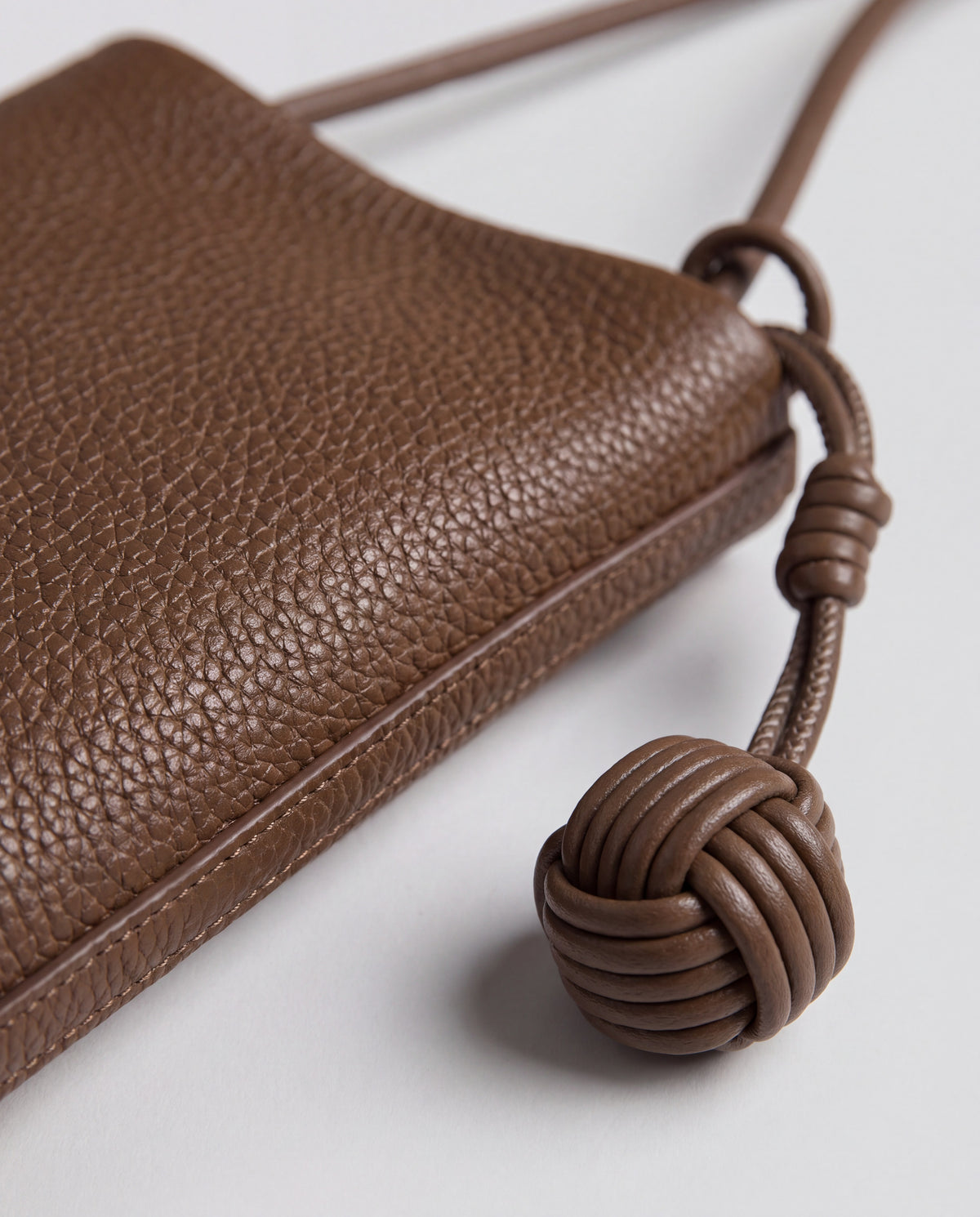 Cara bag in Brown – leather detail