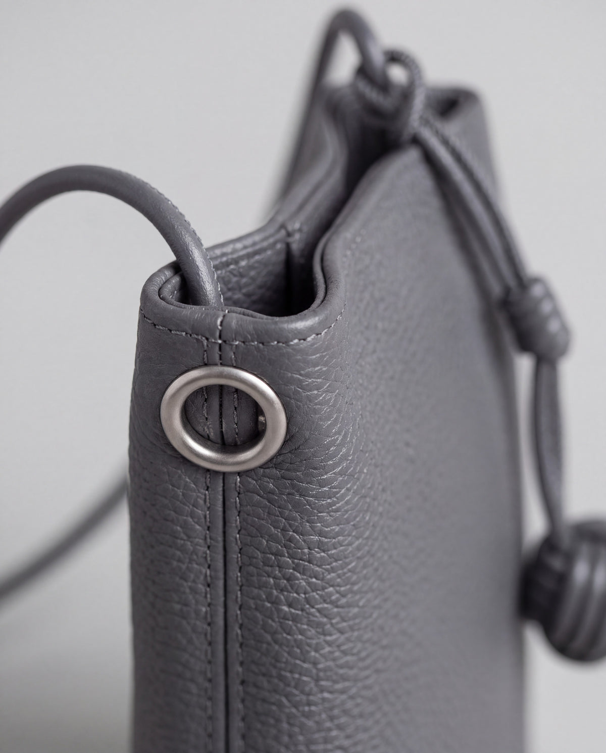 Cara bag in Grey – hardware detail