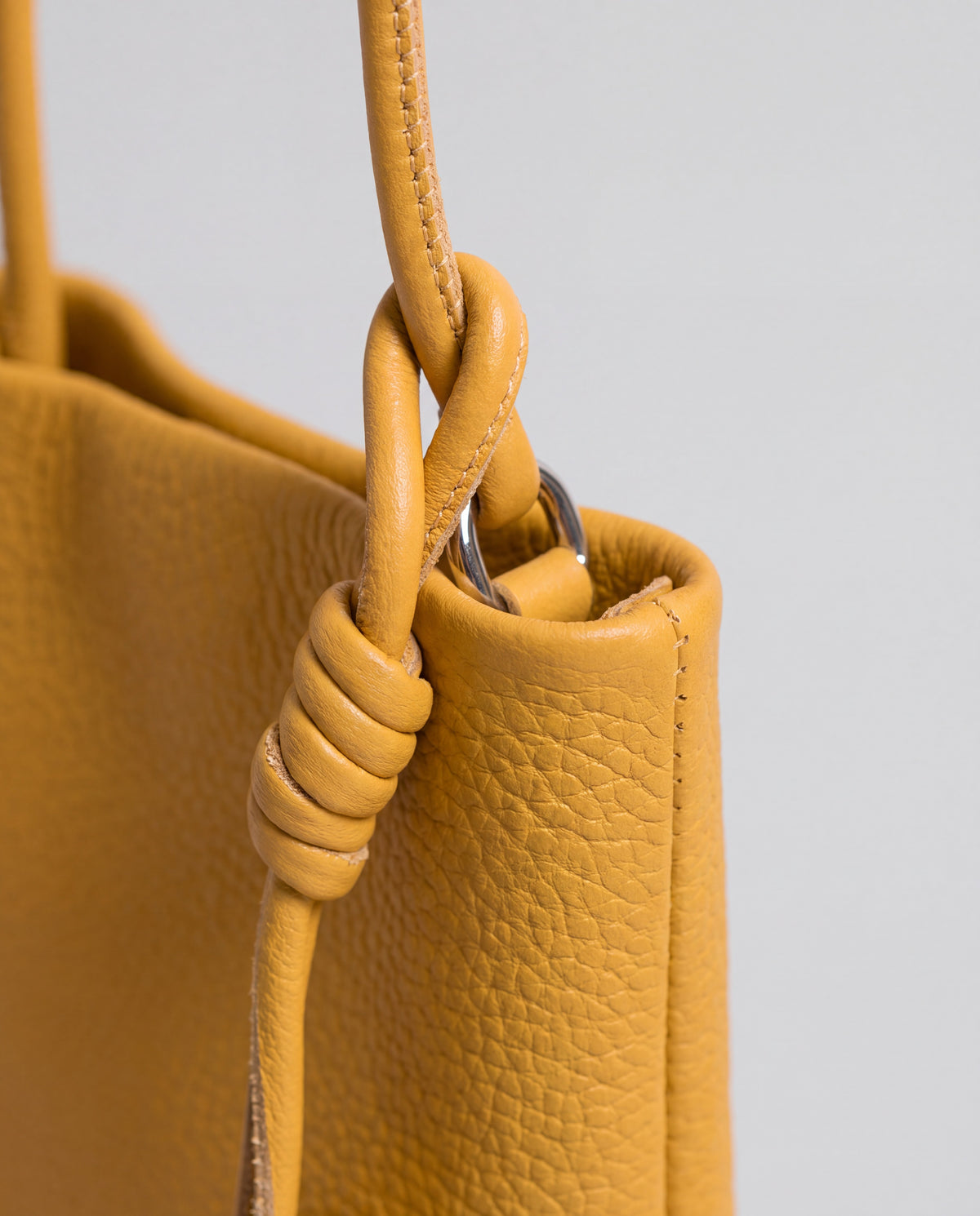 Cara bag in Mustard – hardware detail