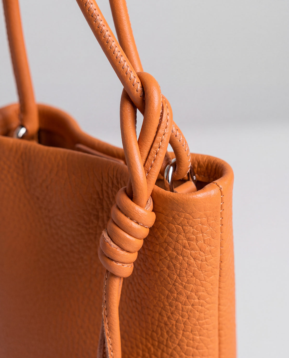 Cara bag in Orange – hardware detail