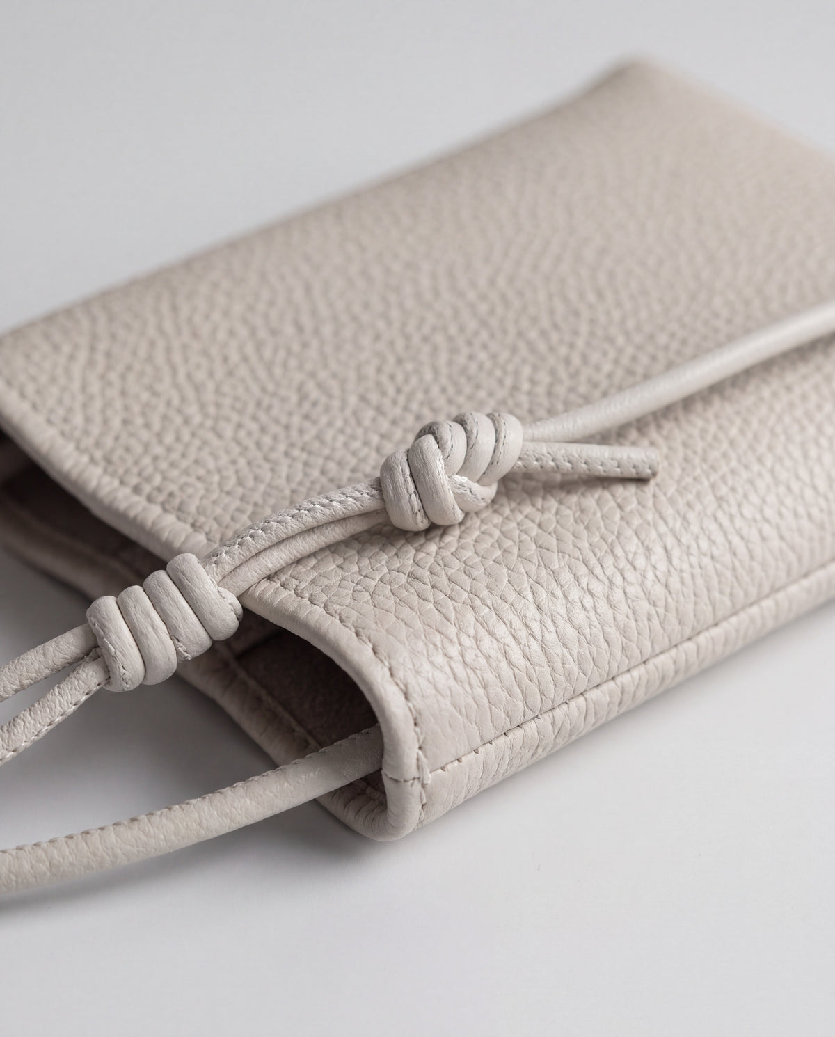 Cara bag in Stone – leather detail