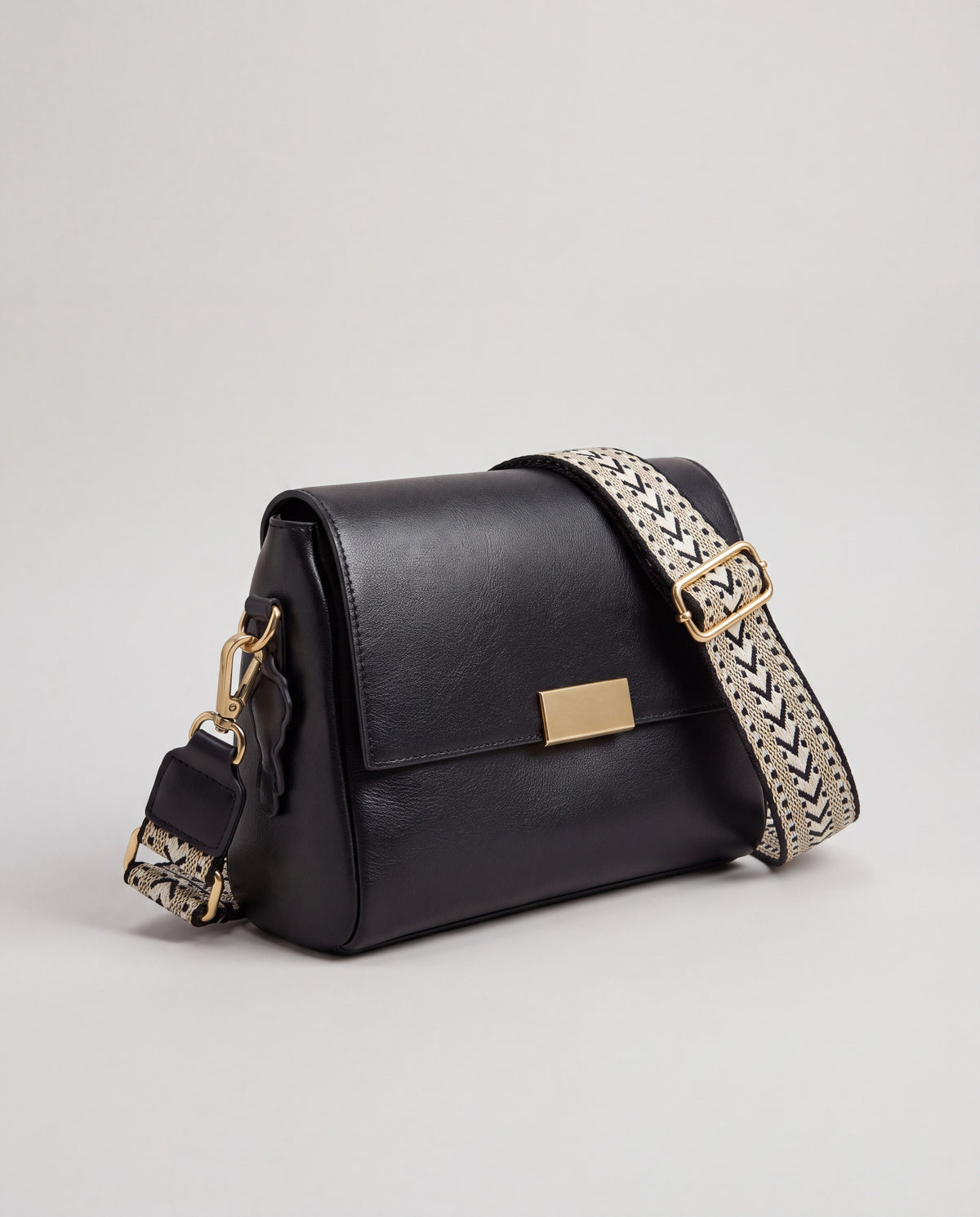 Cedro bag in Black – three-quarter view