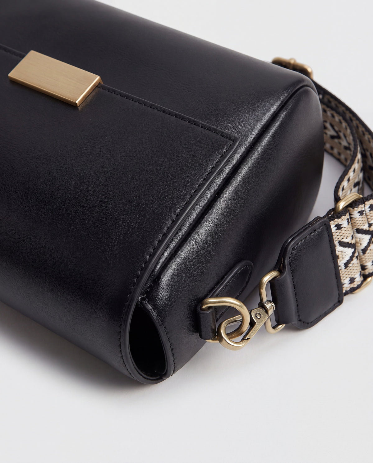 Cedro bag in Black – hardware detail
