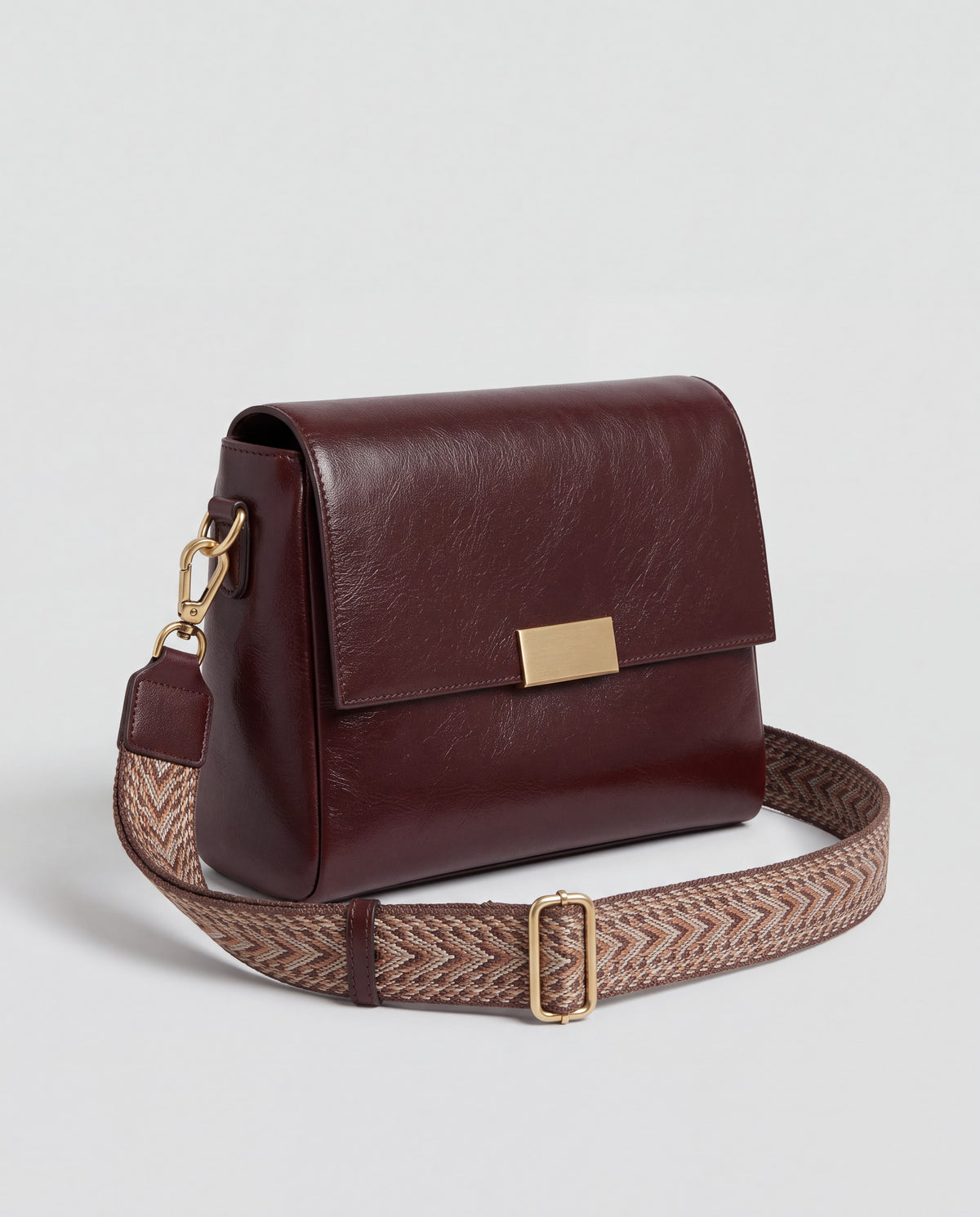 Cedro bag in Chocolate – three-quarter view