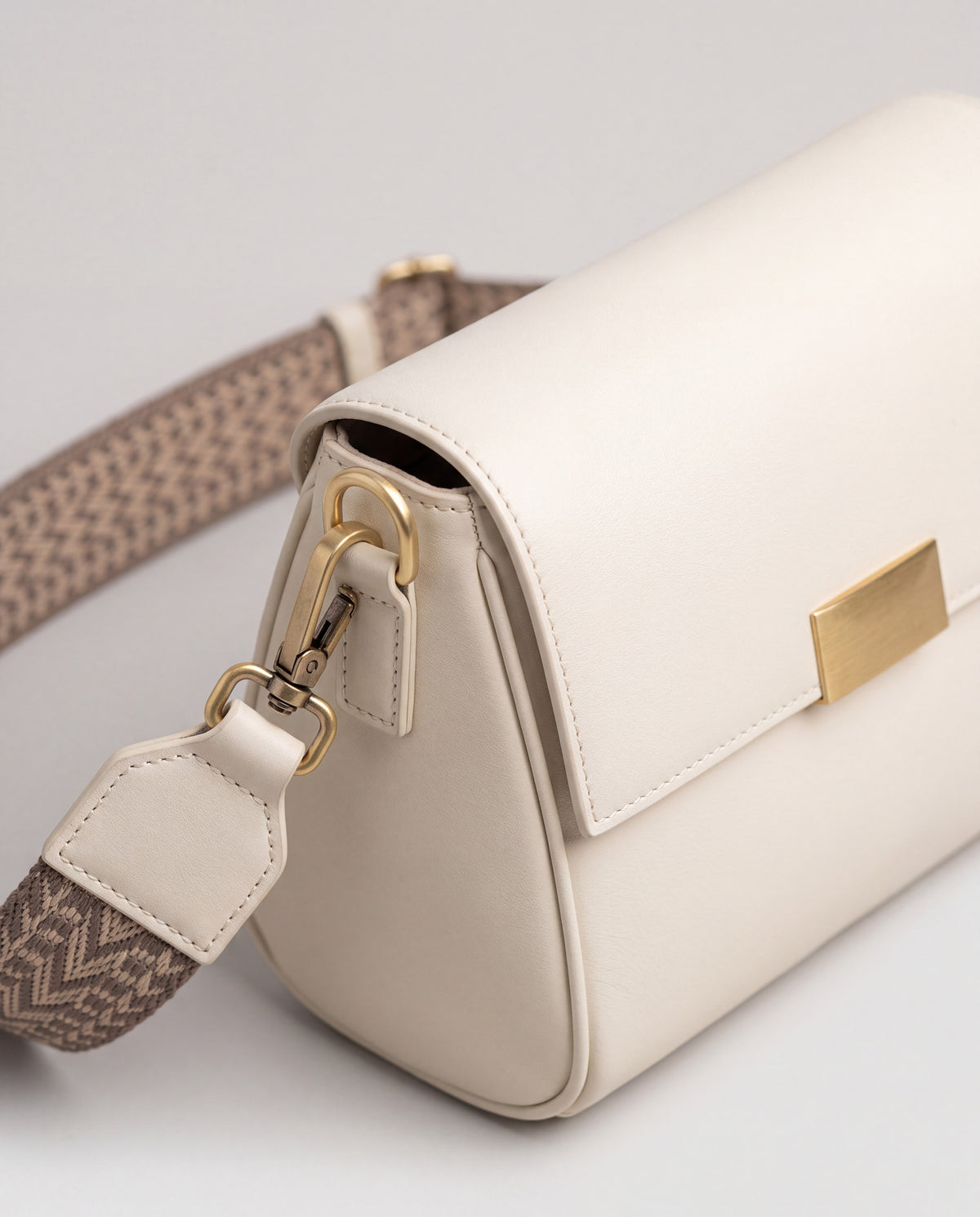 Cedro bag in Cream – hardware detail