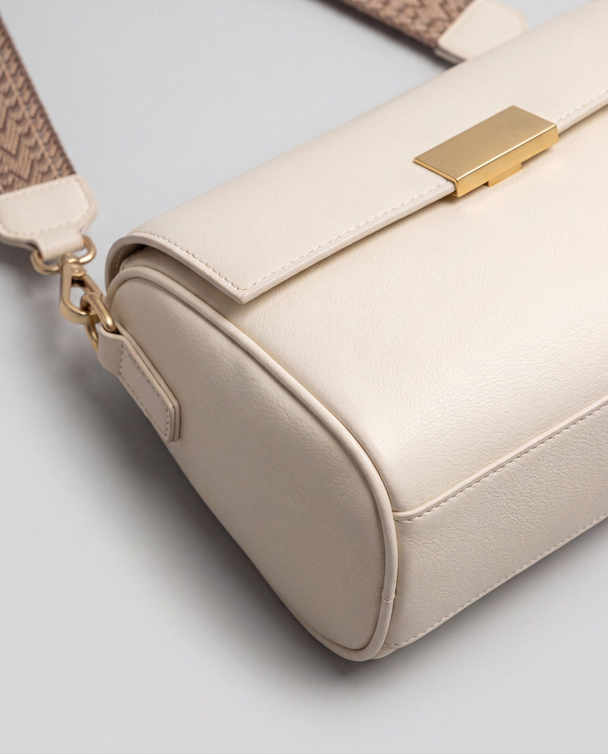 Cedro bag in Cream – leather detail