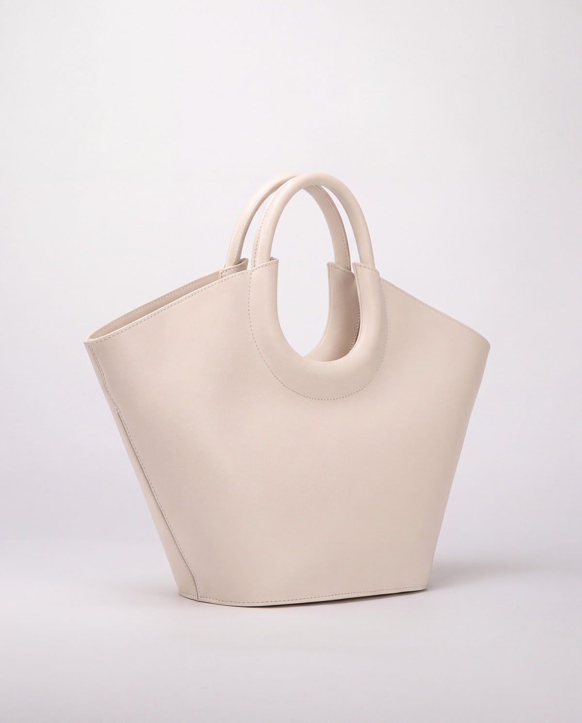 Circulo bag in Beige – three-quarter view