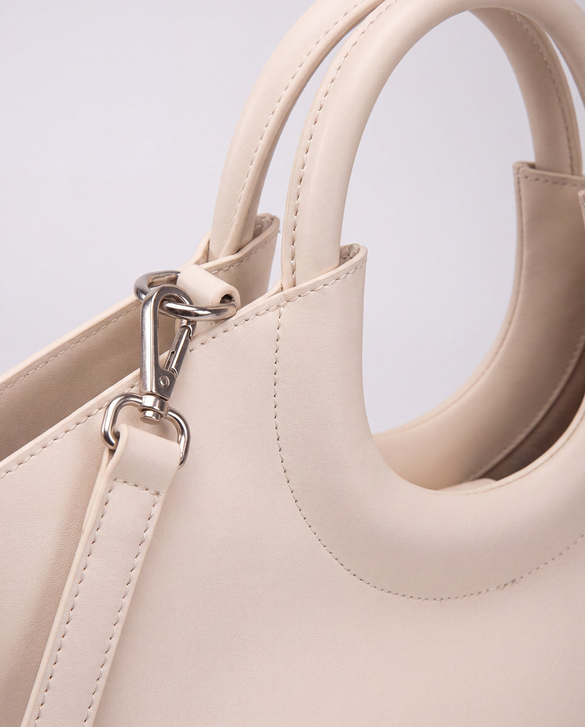 Circulo bag in Beige – hardware detail