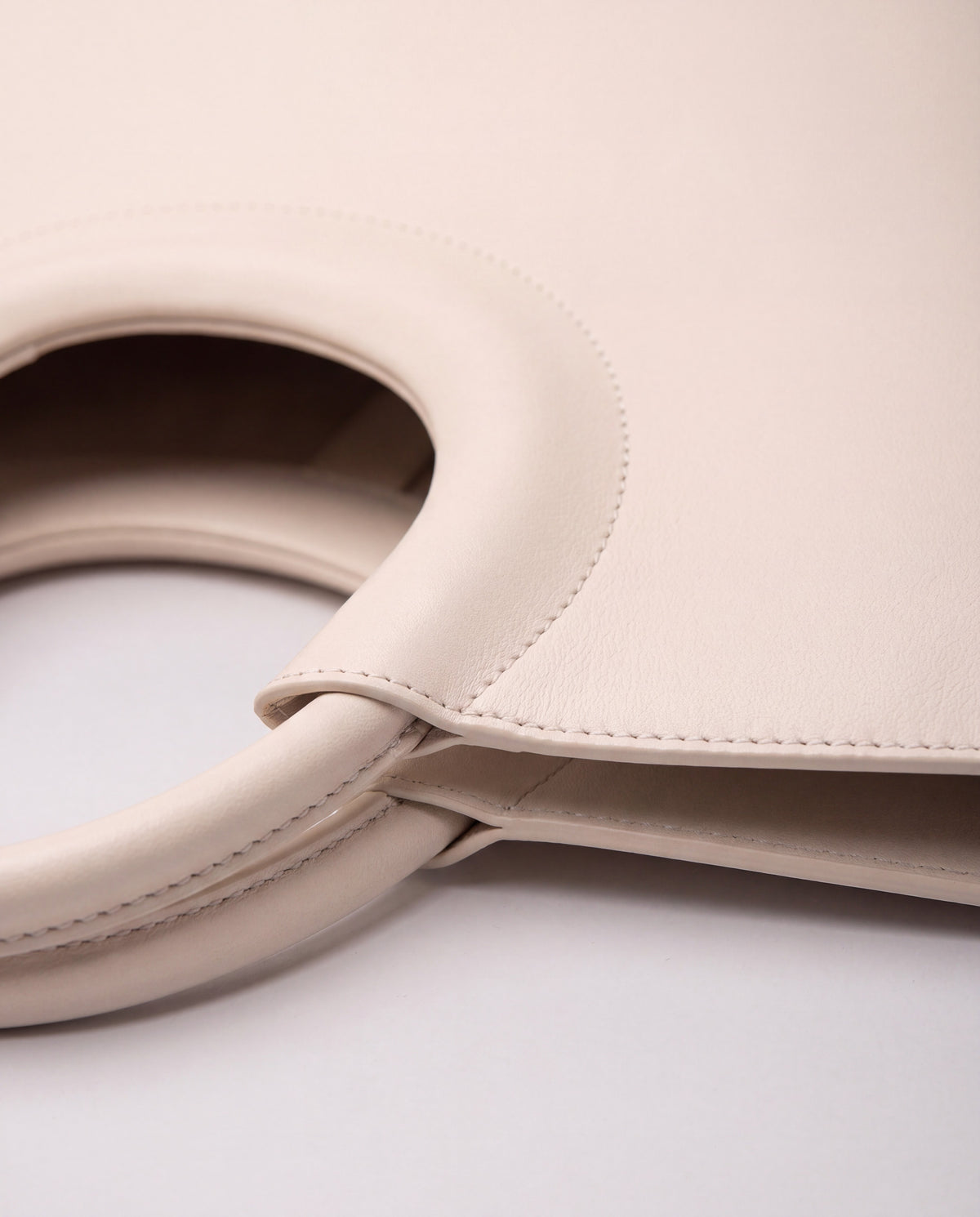 Circulo bag in Beige – leather detail
