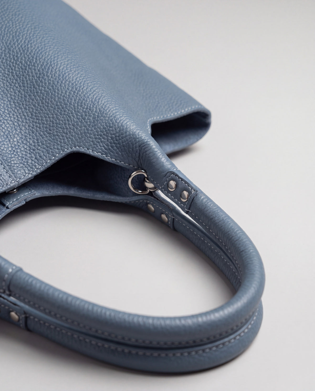 Commute bag in Blue – hardware detail