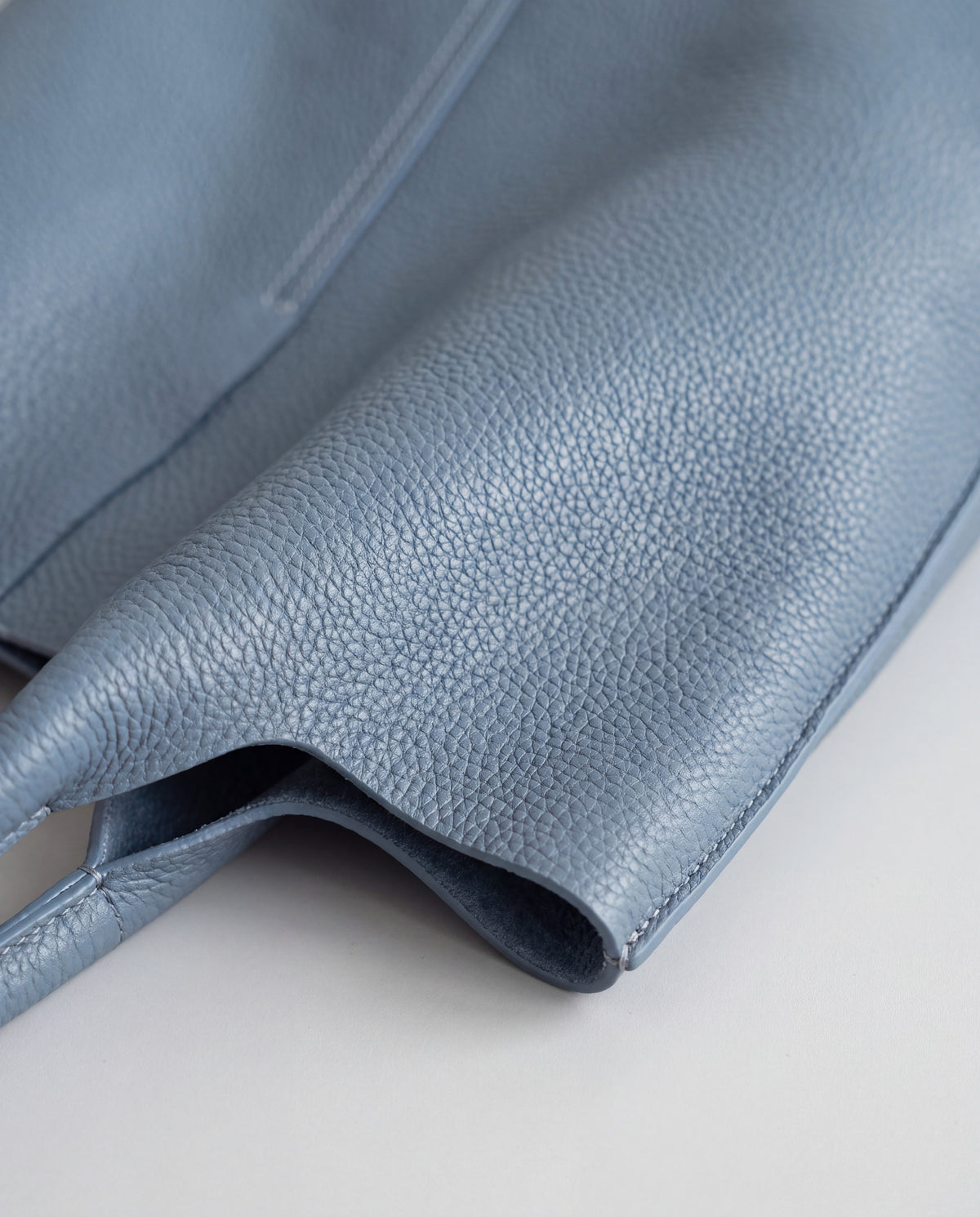 Commute bag in Blue – leather detail