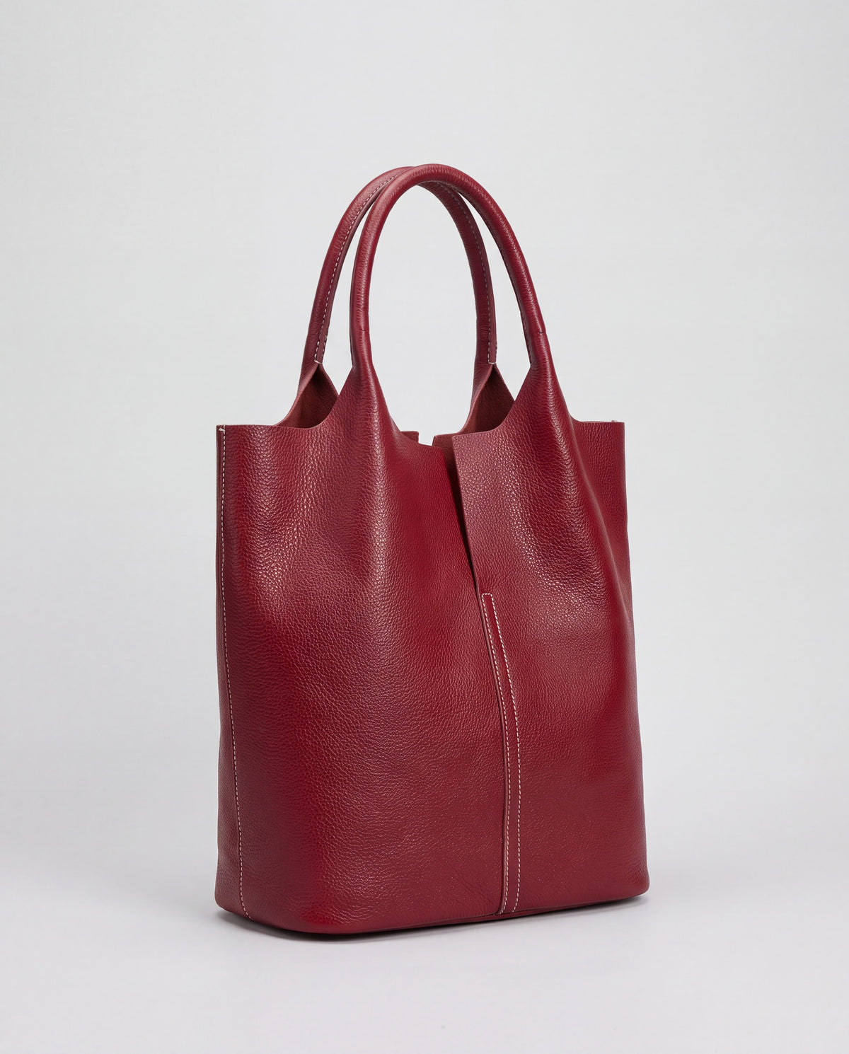 Commute bag in Burgundy – three-quarter view