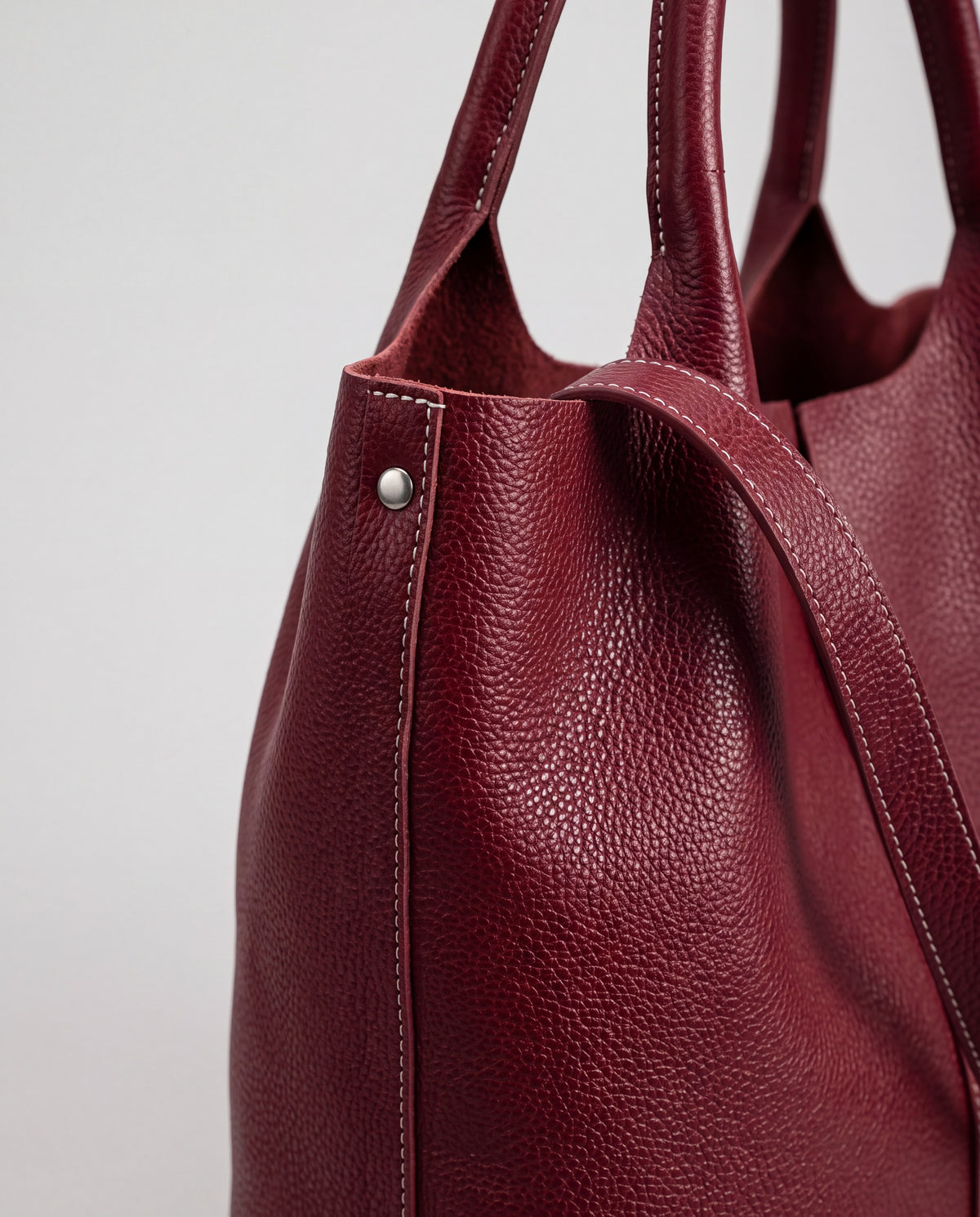 Commute bag in Burgundy – leather detail
