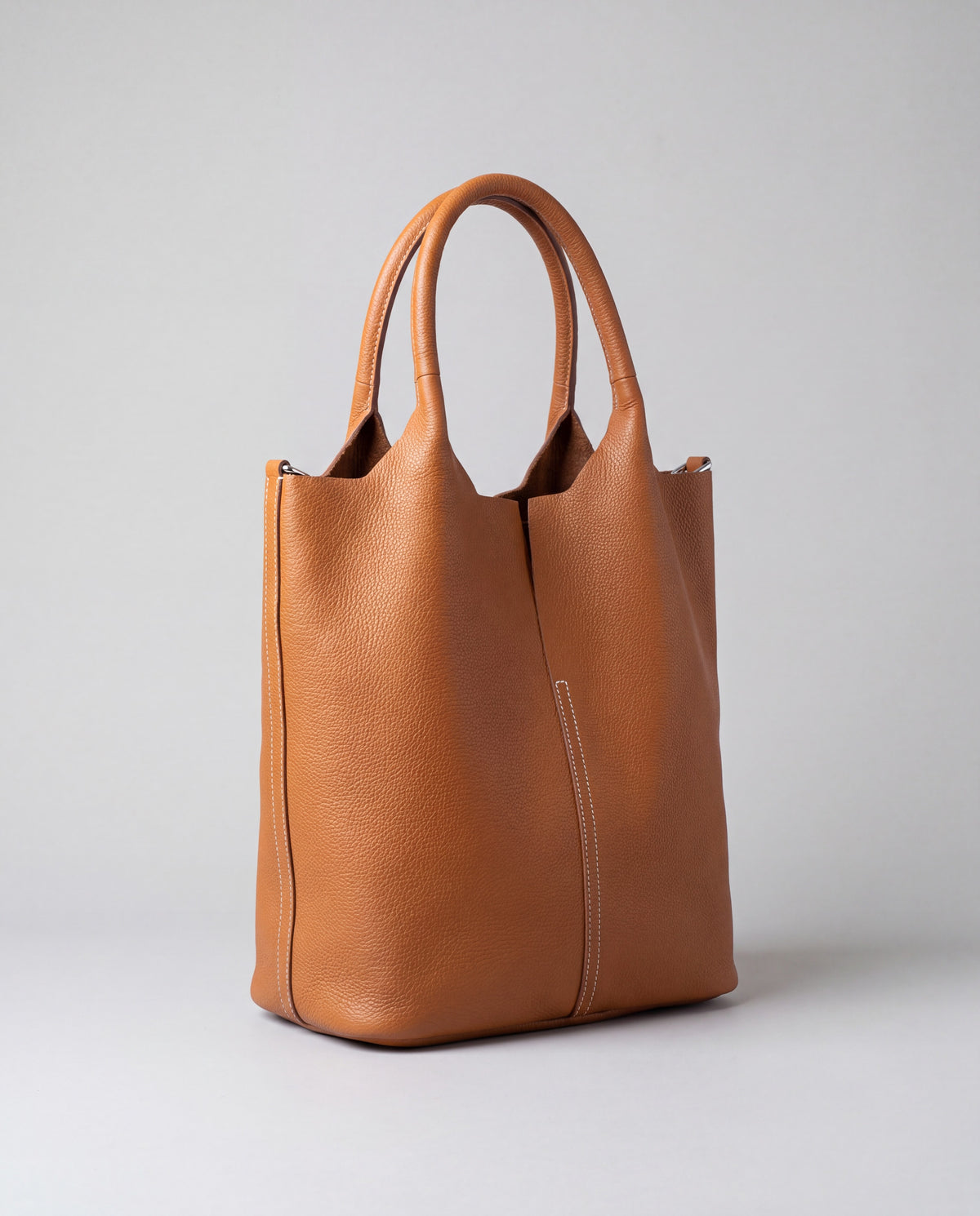 Commute bag in Caramel – three-quarter view