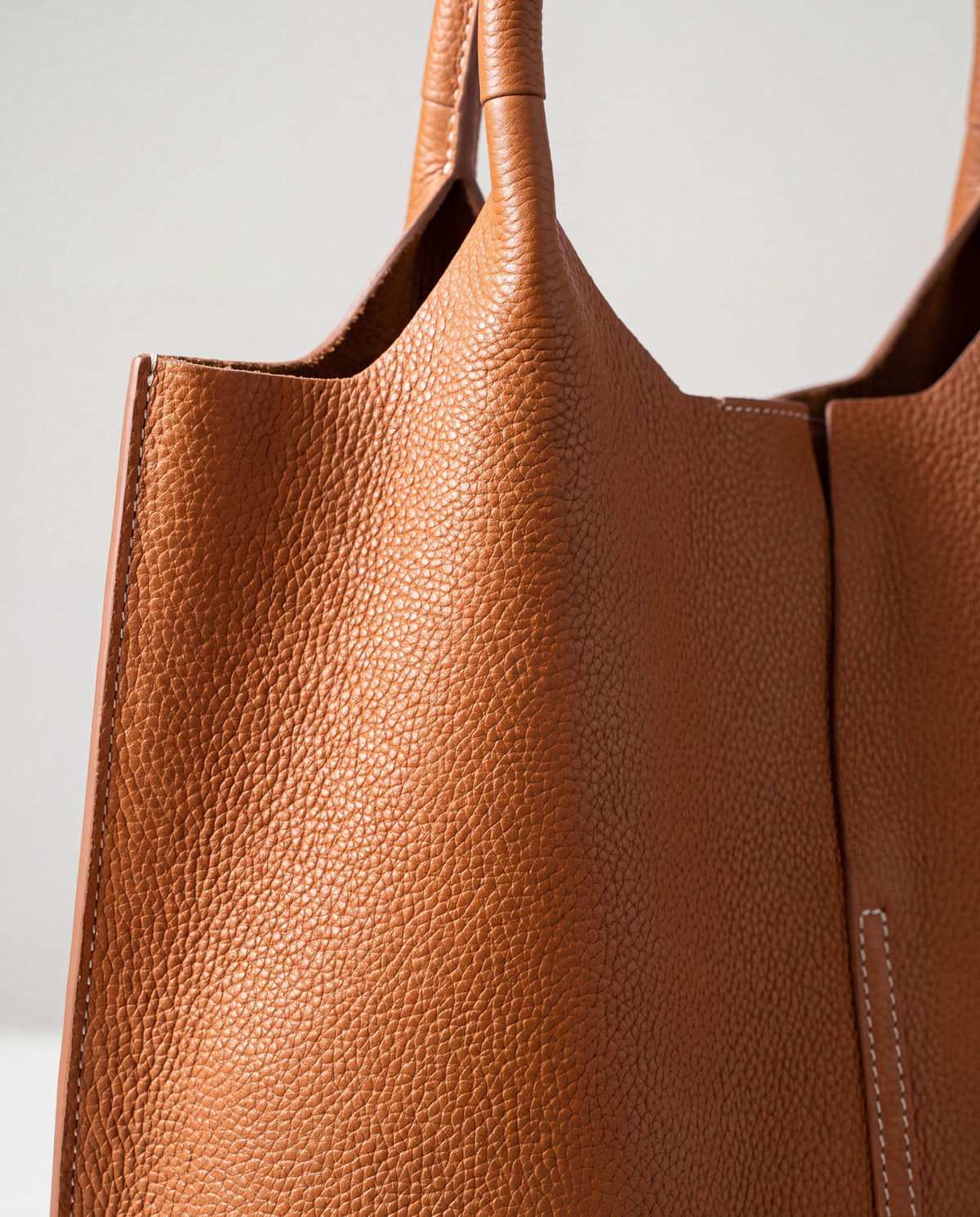 Commute bag in Caramel – leather detail