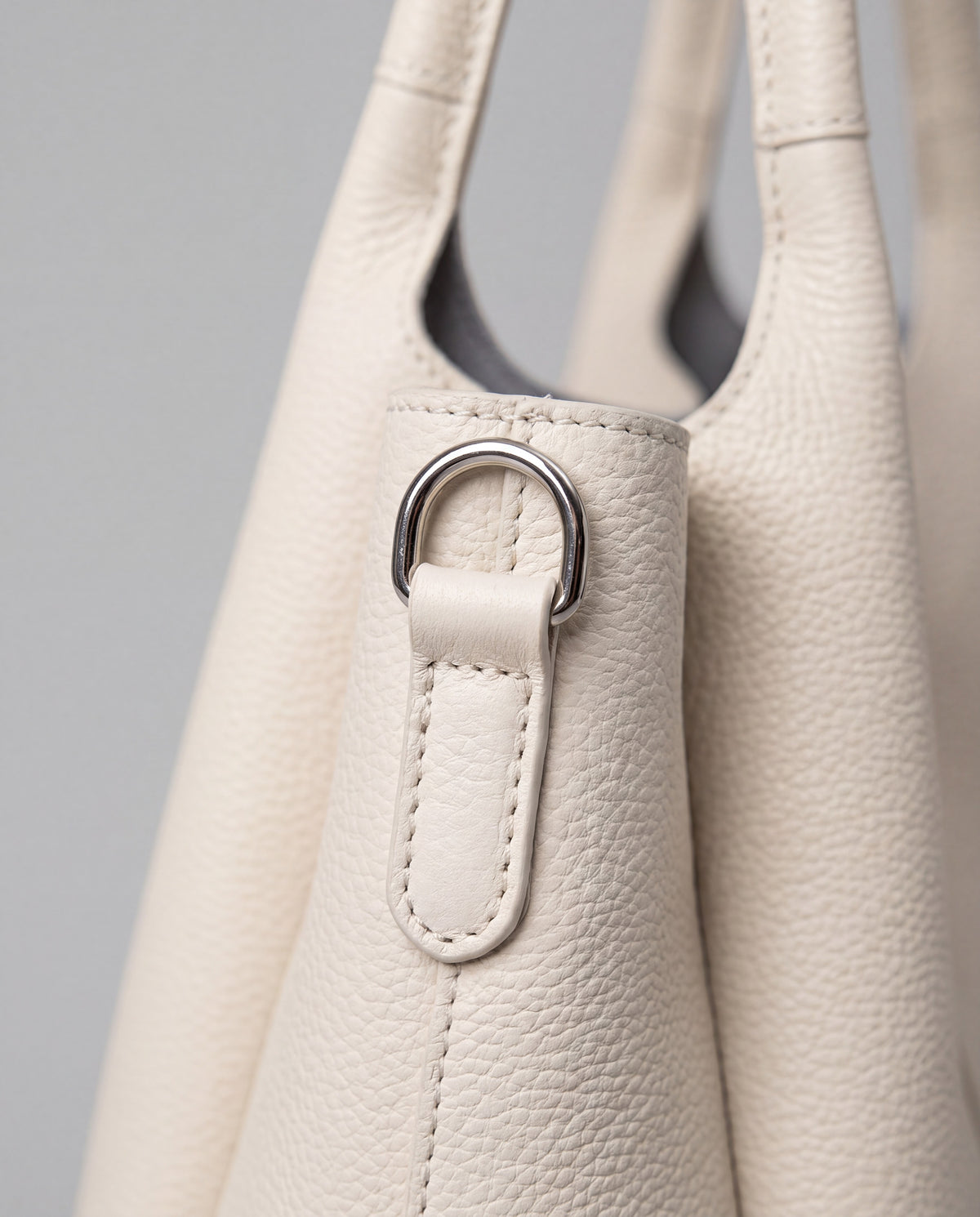 Commute bag in Cream – hardware detail