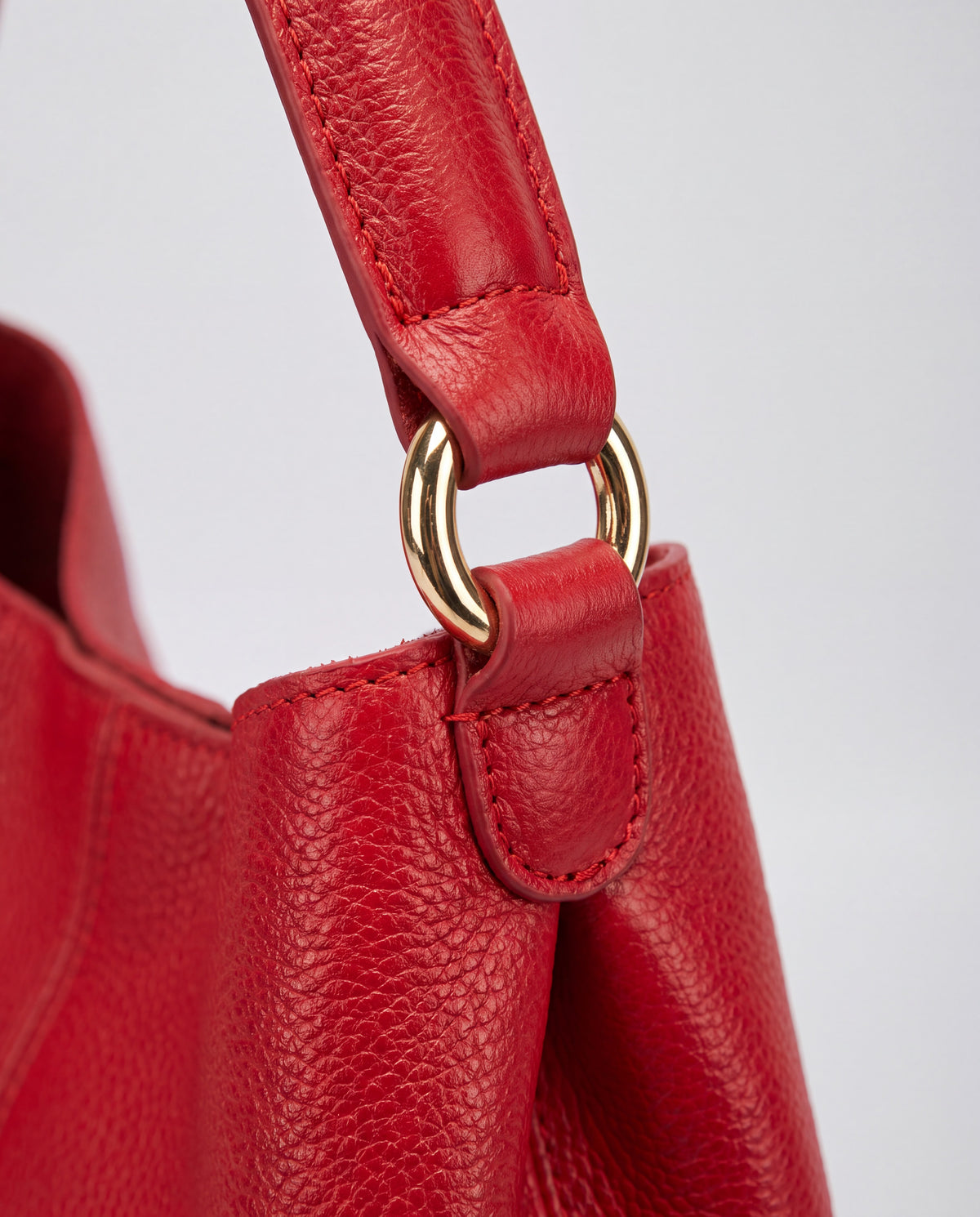 Commute bag in Red – hardware detail