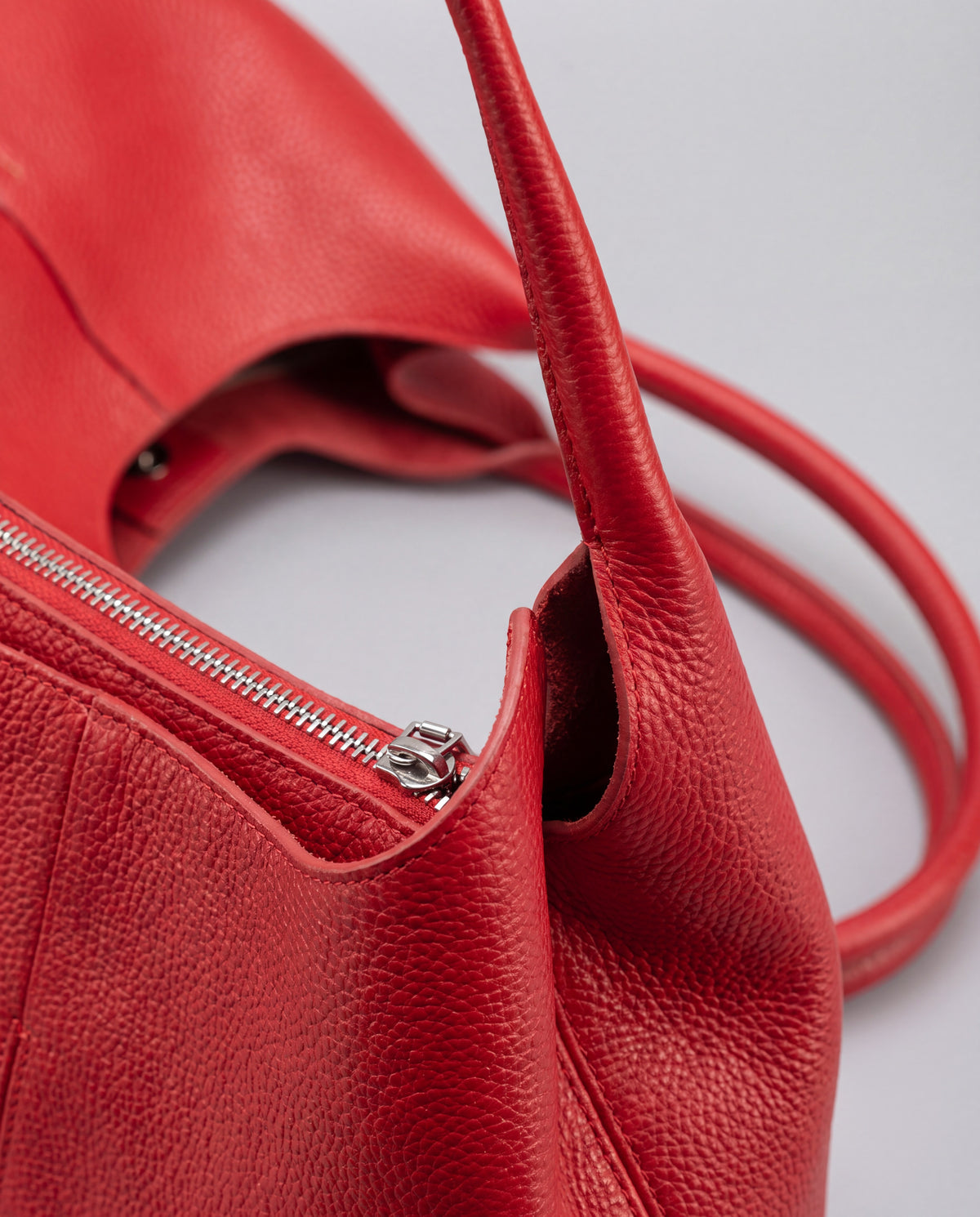 Commute bag in Red – leather detail
