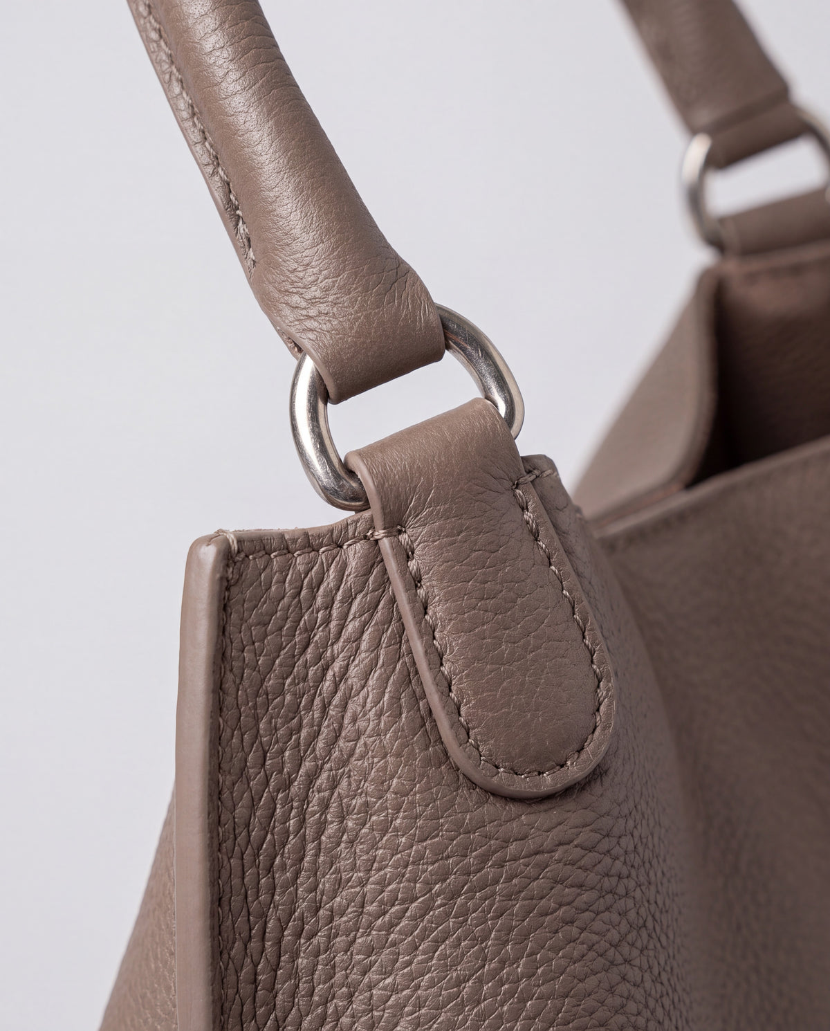 Commute bag in Taupe – hardware detail