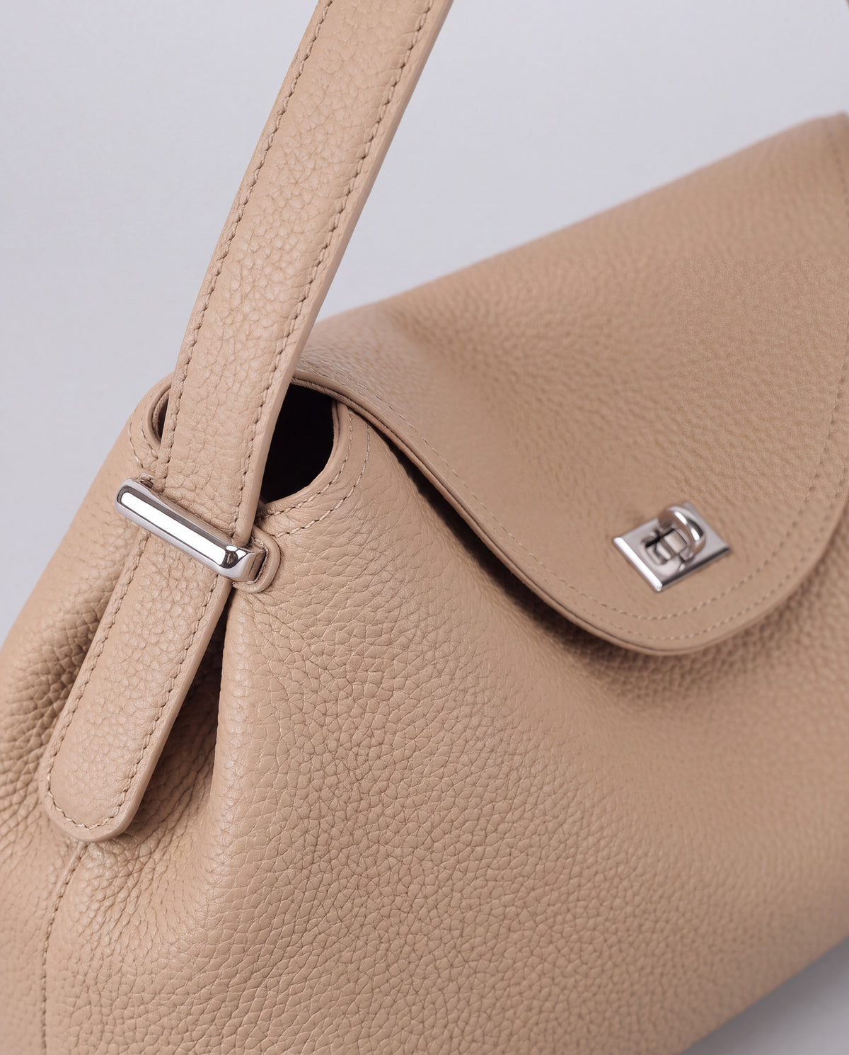 Como bag in Beige – hardware detail