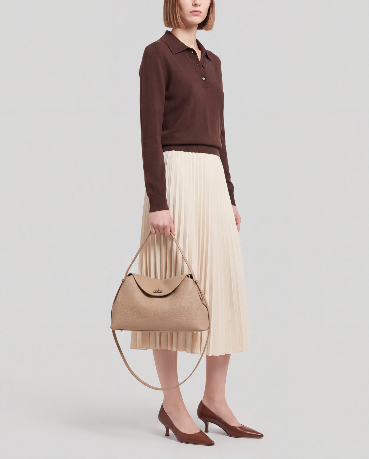 Como bag in Beige – worn by model, close-up