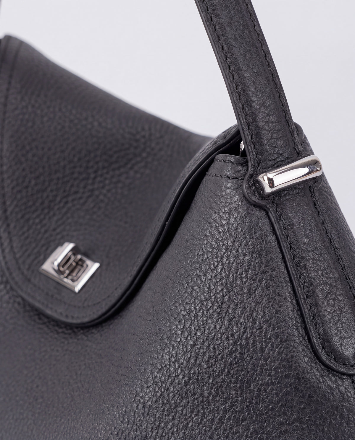 Como bag in Charcoal – hardware detail