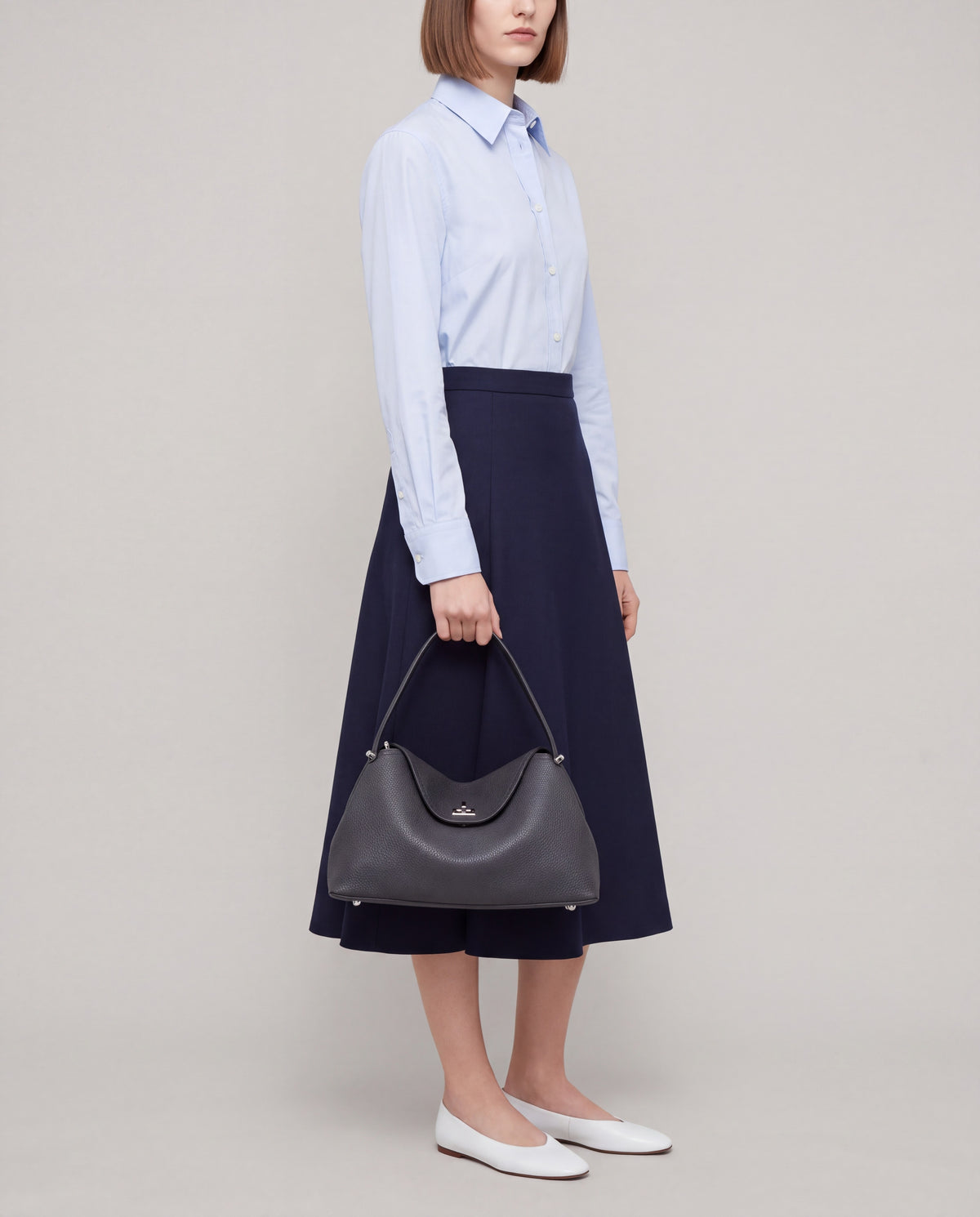 Como bag in Charcoal – worn by model, close-up