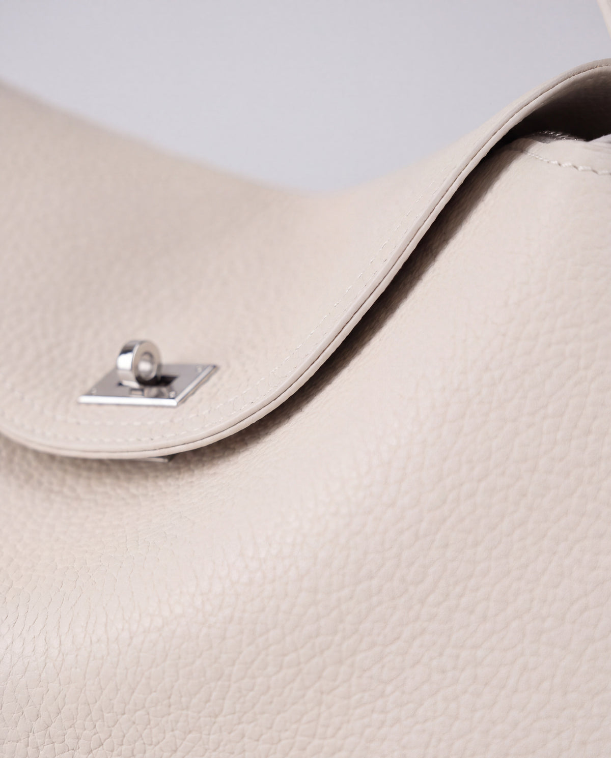 Como bag in Ivory – leather detail