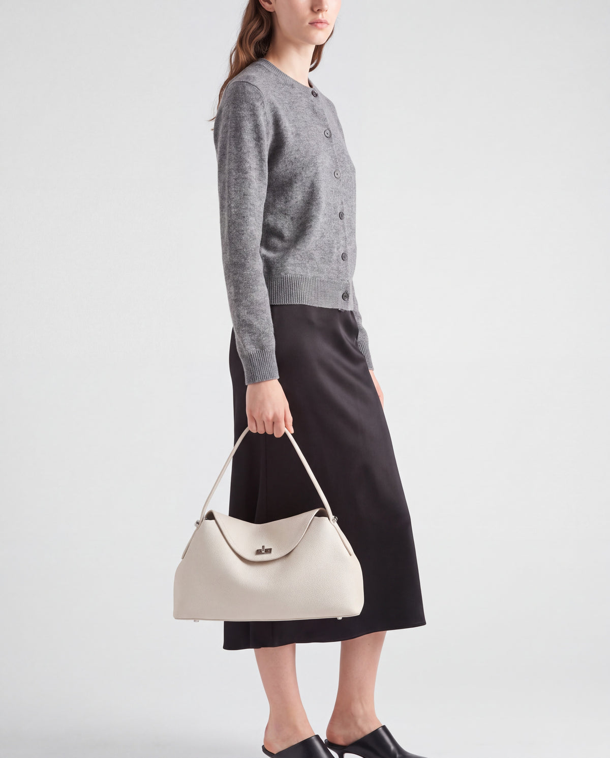 Como bag in Ivory – worn by model, close-up