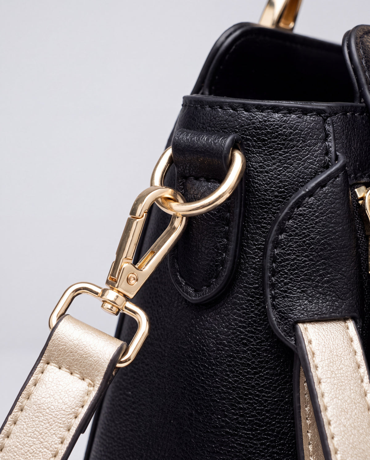 Contrast bag in Black – hardware detail